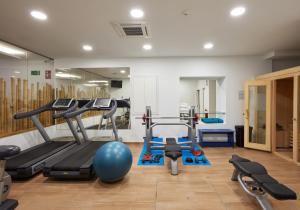 贝尼多姆Flamingo Beach Resort - Adults Recommended的健身房,配有跑步机和健身器材