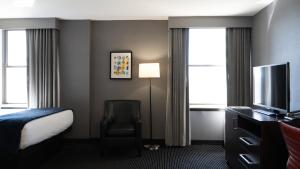 巴尔的摩Roomza Inner Harbor at Lord Baltimore的酒店客房,配有床和电视
