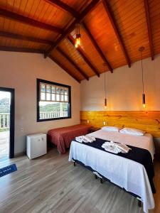 迪亚曼蒂纳Estância do Biribiri的一间带一张床的卧室,位于带木制天花板的房间内