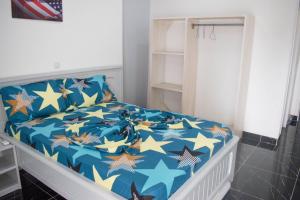 黑角Studio moderne avec Balcon的一张在房间里装着星星的床
