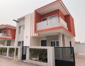 特马3BR house in Tema 25的前面有栅栏的建筑