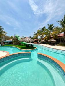 Los SantosParadise Resort的度假酒店的游泳池设有水滑梯