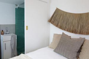 开普敦Quaint Room To Rent - Number 4706的一间卧室设有一张床和绿色的墙壁