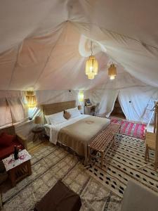 MhamidMhamid Luxury Camp的帐篷内一间卧室,配有一张床