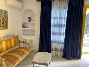 拉马萨Marsa - Sidi Bousaid Lovely Authentic Apartment的带沙发和蓝色窗帘的客厅