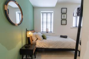 南安普敦Stunning two bedroom in city centre的一间卧室配有一张床和镜子