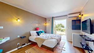 拉特里尼泰150 de Grey Studio pour 2 avec SPA, Vue sur mer的一间卧室设有一张大床和一个大窗户