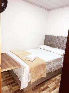 亚美尼亚Alojamiento Villasofia的白色卧室配有白色床单