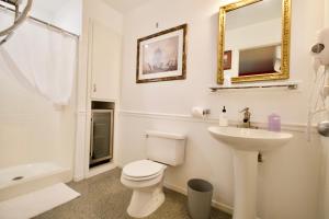 米德派恩斯优胜美地布格乡村避暑山庄酒店的白色的浴室设有卫生间和水槽。