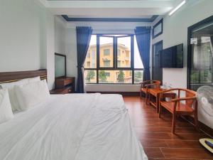 三岛县Khách sạn Hùng Trang 2的卧室设有一张白色大床和一扇窗户。