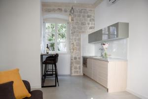 科托尔Palazzo Sindik的厨房配有水槽和带窗户的台面