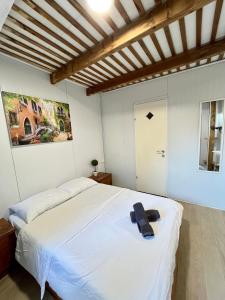 海法Ramban Emerald的卧室配有白色的床和毛巾