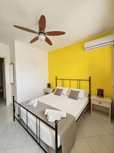 圣维托罗卡波Appartamento Girasole的一间卧室配有一张带吊扇的床