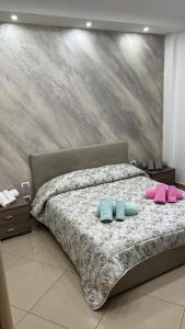 LeonforteCasa vacanza Helios的一间卧室配有一张带两个枕头的床