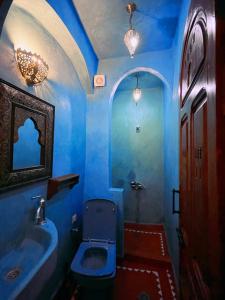 舍夫沙万Riad Bab Mahruk的蓝色的浴室设有卫生间和水槽