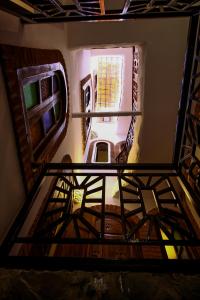 舍夫沙万Riad Bab Mahruk的享有带螺旋楼梯的客房的顶部景致
