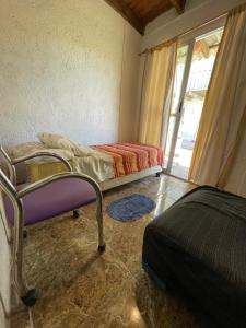 楚伊Tres Lunas Alojamiento Individual的一间带两张床的卧室,位于带窗户的房间内