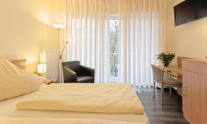 蒙绍卡尼哈勒酒店的配有一张床和一张书桌的酒店客房