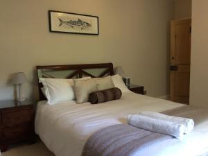 特鲁罗Truck House, Luxury accommodation, pet friendly的卧室配有带枕头的大型白色床
