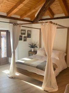 Horcajuelo de la SierraHOTEL RURAL SANTUI的一间卧室配有床和窗帘