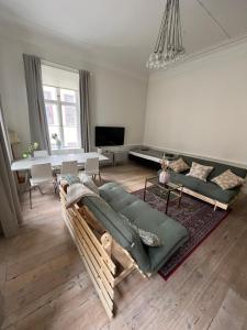 斯德哥尔摩Home Inn LNG20的客厅配有绿色沙发和桌子