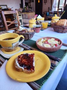麦马拉La Paleta del Pintor Hosteria的餐桌,饭盘,咖啡