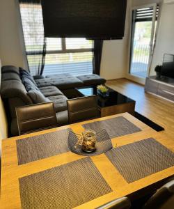 维也纳Brand New Apartment, Top Location-Near VIC/Danube的客厅里一张桌子上有一个钟表