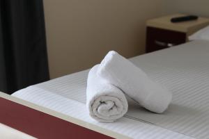 希马拉Fane's Rooms的床上的白色毛巾