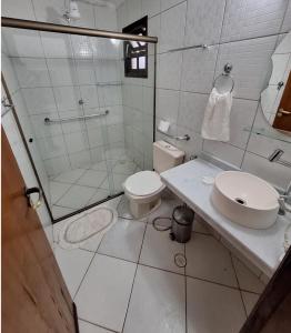 伊利亚贝拉Pousada Cantinho D'Abrantes - Próximo as Melhores Praias de Ilhabela - Veloso e Curral的浴室配有卫生间、淋浴和盥洗盆。