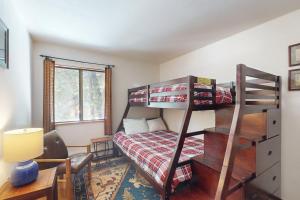 谢弗湖Shaver Haven Condominium的一间卧室配有双层床和书桌