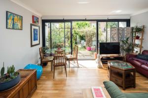 伦敦Kennington 3BR Haven: Dog-Friendly/Central London的客厅配有沙发和桌子