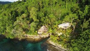 蒙达Comfortable bungalow with a beautiful view的水面上岛上房屋的空中景观