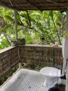 蒙达Comfortable bungalow with a beautiful view的森林前带卫生间的浴室