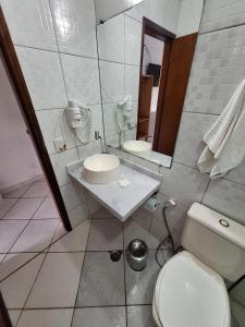 伊利亚贝拉Pousada Cantinho D'Abrantes - Próximo as Melhores Praias de Ilhabela - Veloso e Curral的一间带卫生间、水槽和镜子的浴室