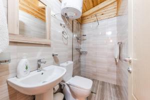都拉斯Villa del Mar San Pietro的浴室配有白色卫生间和盥洗盆。