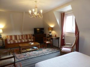 滨海圣布里阿克Le Clos du Pont Martin的客厅配有沙发和桌子
