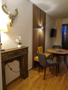巴特特尔茨Apartment Chalet Bad Tölz的一间设有桌子和一张桌子的房间,墙上有一只牛头骨