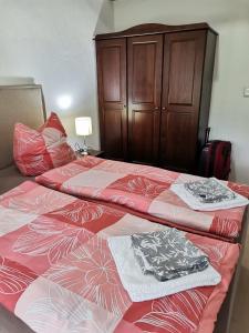 Pan de AzúcarLa casa del Lago的一间卧室配有两张红色和粉红色床单