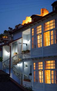第比利斯戈阿丽旅馆的一座白色的大建筑,晚上有明亮的窗户