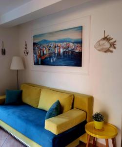 苏佩塔尔Apartment Megi in Supetar historical core的客厅的沙发,墙上有绘画作品