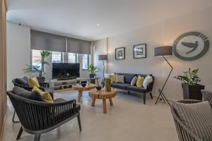 罗希姆诺Lefkoniko Beach & Icarus Suite Apts的带沙发和平面电视的客厅