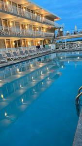威尔伍德克拉斯特Diamond Crest Motel的酒店前方的大型游泳池配有椅子