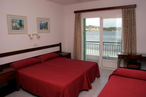 塔拉曼卡塔拉曼卡旅馆的一间卧室设有红色的床和大窗户