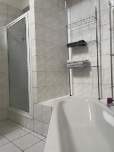 萨尔布吕肯Wohnen in der Natur的白色的浴室设有浴缸和淋浴。