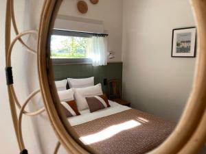 阿姆博斯Maison Chemin, chambres d'hôtes à Amboise的一间卧室配有一张床和镜子