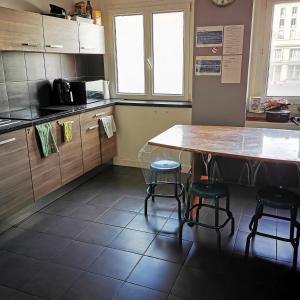 勒阿弗尔Chambre cœur du centre-ville的厨房配有一张桌子和两张凳子