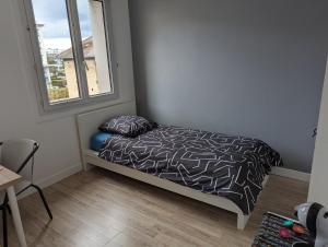 勒阿弗尔Chambre cœur du centre-ville的一间小卧室,配有床和窗户