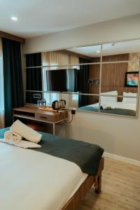伊斯坦布尔Le Port Karaköy的酒店客房设有一张床和一面大镜子