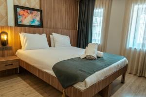 伊斯坦布尔Le Port Karaköy的一间位于酒店客房内的带大床的卧室