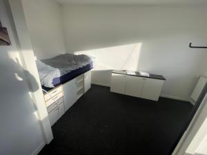 哥本哈根Airport Room的小房间设有一张床和一张书桌